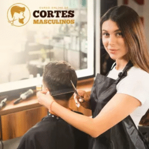 Uma imagem promocional de um curso online de cortes masculinos. No canto superior esquerdo, há um logotipo dourado que mostra o perfil de um rosto masculino e feminino estilizados, junto a uma tesoura. Ao lado do logotipo, lê-se: “Curso Online de Cortes Masculinos”. No centro da imagem, uma cabeleireira de avental preto corta o cabelo de um cliente homem, usando tesoura e pente, em frente a um grande espelho iluminado. A profissional tem cabelos lisos e longos, castanhos, e olha diretamente para a câmera enquanto realiza o corte. O ambiente é moderno, com bancadas de madeira e equipamentos de salão de beleza.