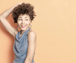 Mulher com penteado afro